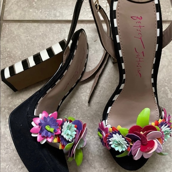 Adorable heels - Picture 3 of 6